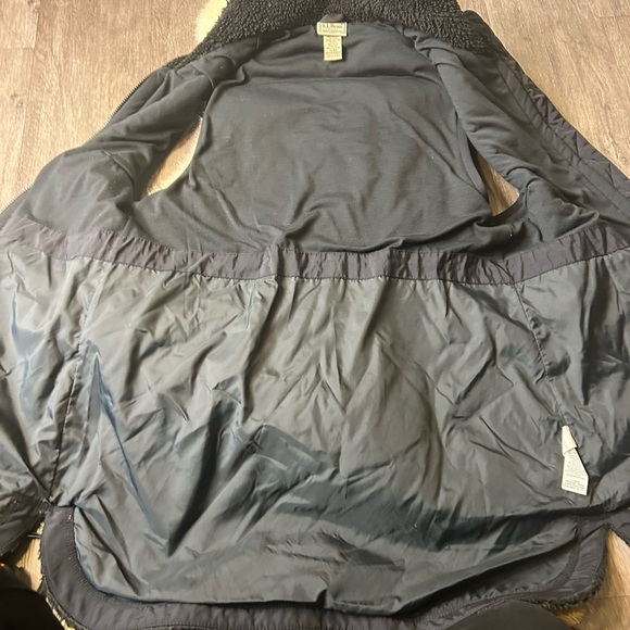 L.L. Bean Black Sherpa Fleece Vest with Zip Front - Picture 10 of 11